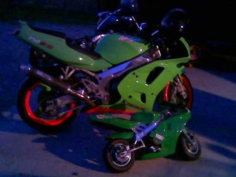 Kawasaki ZXR750R (M) **solgt** - så kom den kinesiske lillebror lige forbi... (beklager kvaliteten af billedet) billede 13