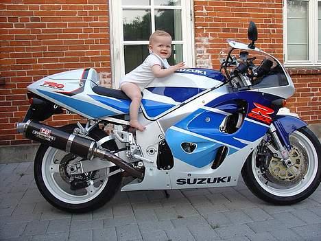 Suzuki GSX-R 750 - Mia på vej ud af døren........... billede 4