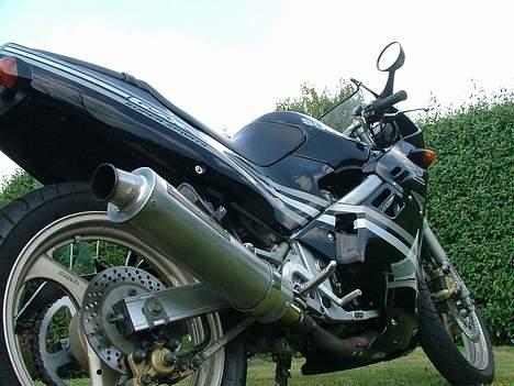 Suzuki GSX-R  *solgt* - Lidt frøperspektiv får den til at se lidt større ud;) billede 1