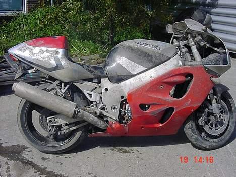 Suzuki GSX-R 750 aka Tigerdyret - Tjae.. dette var et nyt fint kåbesæt, indtil en idiot stjal cyklen, og smed den i havnen billede 4