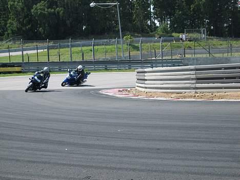 Suzuki "Solgt" GSX-R 750 - På vej rundt i sving 8 på Sturup. billede 8