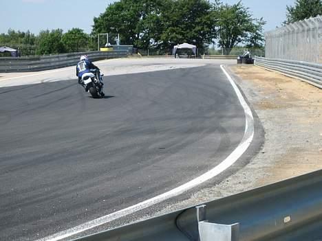 Suzuki "Solgt" GSX-R 750 - Væk fra sving 8 og op til sving 9 på Sturup. billede 9