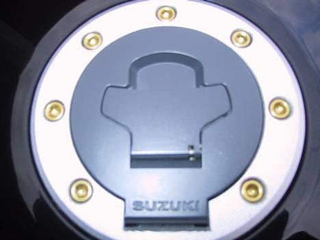 Suzuki GSXF 600 | RANDERS |SOLGT - tankskruer ... goldstyle billede 17