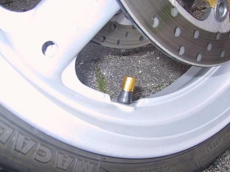 Suzuki GSXF 600 | RANDERS |SOLGT - hehe lille detalje der .... ventilhætter ....goldstyle billede 18