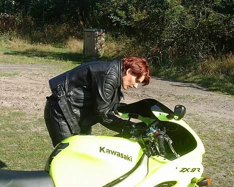 Kawasaki ZX9R - Så er jeg klar til en lille tur i det grønne med den neon gule racer billede 6