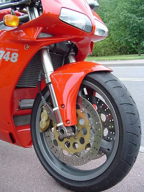 Ducati 748 - 2 x 320 mm skiver, Brembo 4-stemplede calipre.. sørger for godt bid! billede 7