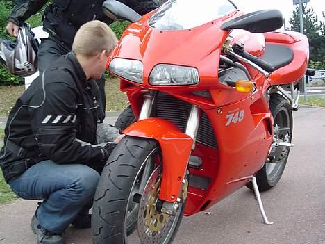 Ducati 748 - Cyklen beundres, en sensommerdag i sep. billede 11
