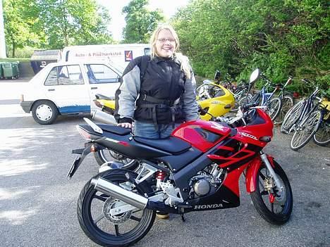 Honda CBR 125 r *solgt* - en mega glad mig, som slet ikke kan fatte at den lille røde er min, miiin.... hihi min er det faktisk *GGG* billede 5