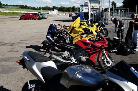 Honda CBR 125 r *solgt* - HIHI Hondamusen står sammen med de "store". billedet er fra ring Knutstorp den 15/8-05 billede 6