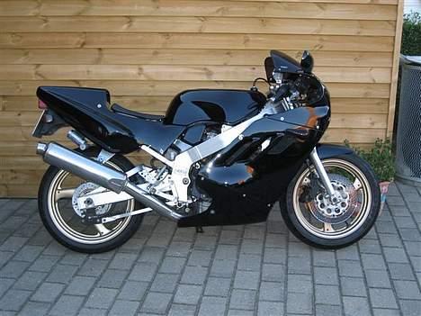 Suzuki GSXR 400R billede 1
