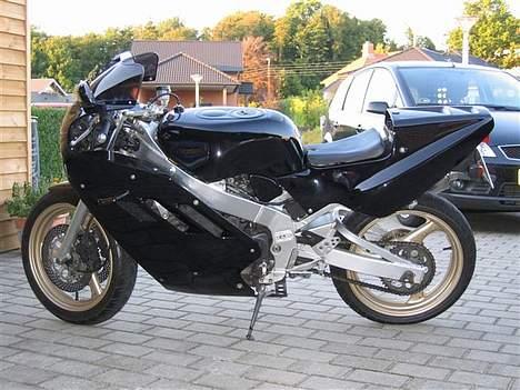 Suzuki GSXR 400R billede 3