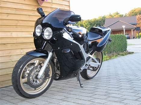 Suzuki GSXR 400R billede 4