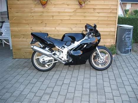 Suzuki GSXR 400R billede 6