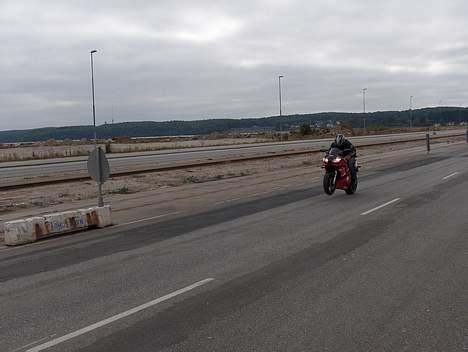 Yamaha R6 (Århus) - Lidt leg og øvelse på havnen, men digitalkameraet fangede mig altid på vej op eller på vej ned, så der er ikke rigtig noget højde på. billede 11