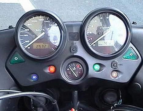 Honda XL 1000 Varadero - Ikke ret mange instrumenter, men pisseeffektivt. Km stand kun 15050 billede 3