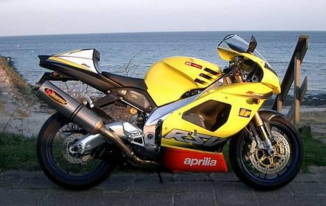 Aprilia RSV Mille R - solgt - Smuk som den står der i solskinnet og hvilke køreegenskaber. billede 1