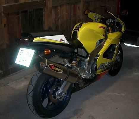 Aprilia RSV Mille R - solgt - Selv i mørket skinner den jo billede 6