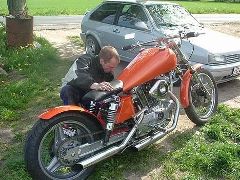 Suzuki gs 750 e - min lillebrors harley han har selv bygget alt om på den og malet den billede 5
