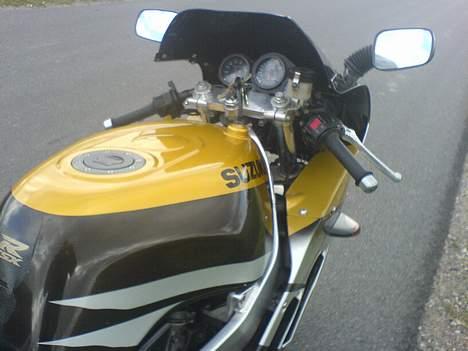 Suzuki gsx-r 400 billede 3