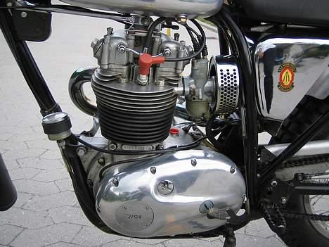 BSA B40 Trial - Speedometeret sidder på rammerøret. billede 11