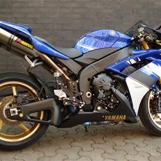 Yamaha YZF R1 EVOLUTION