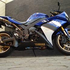 Yamaha YZF R1 EVOLUTION