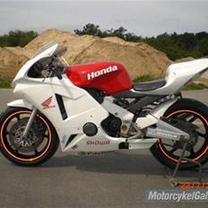 Honda CBR 400 RR nc 29
