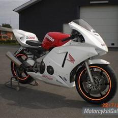 Honda CBR 400 RR nc 29