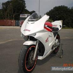 Honda CBR 400 RR nc 29