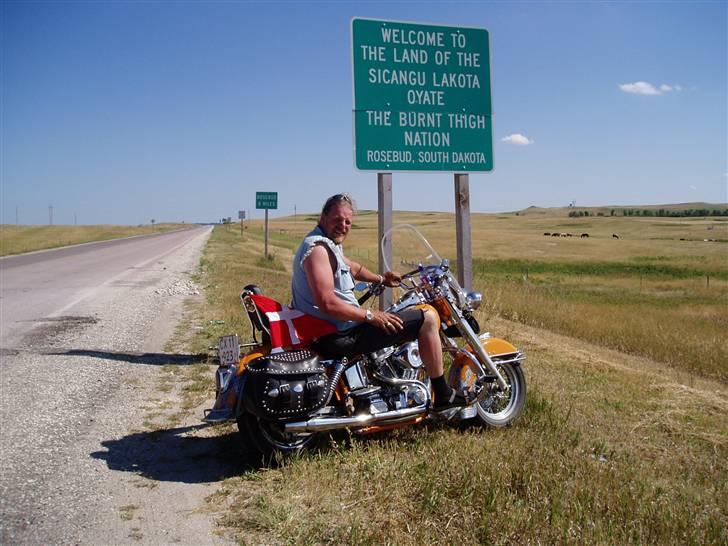 Harley Davidson Duo Glide - Indkørselen til Rosebud reservatet i South Dakota 2003 billede 10