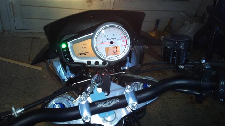 Triumph Speed Triple - Fint speedometer med topfart, benzinforbrug billede 10