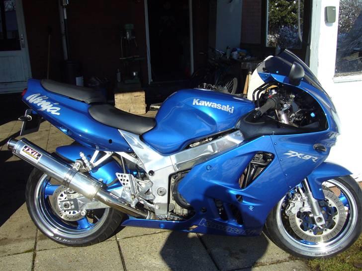 Kawasaki zx9r (solgt) - så kom den ud i solen og fuck det er en fed farve den har fået den er jeg rigtig vild med den farve billede 1