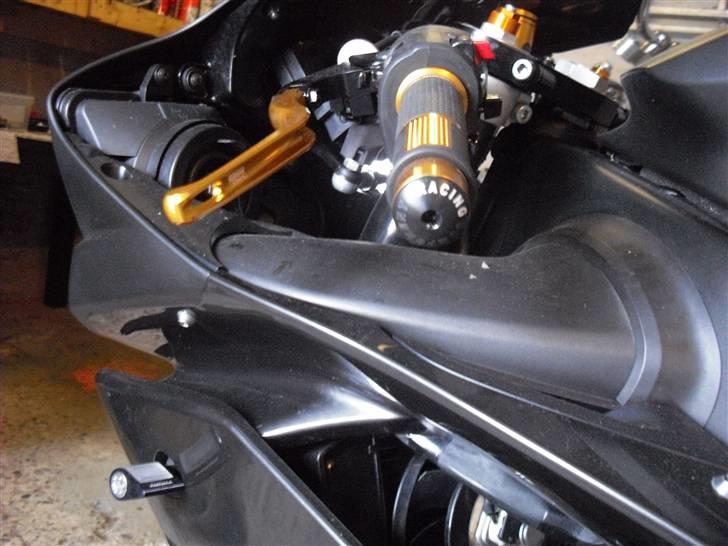 Yamaha yzf r1 solgt med tåre  - Greb, håndtag og styre ender fra Rizoma i guld. billede 2