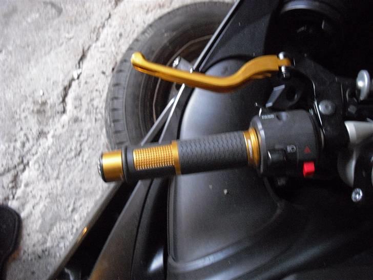 Yamaha yzf r1 solgt med tåre  - Greb, håndtag og styre ender fra Rizoma i guld. billede 3