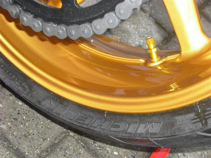 Yamaha yzf r1 solgt med tåre  - Fælg er blevet plastblæst i Tyskland, poleret og malet i Rizoma guld, samt er der monteret alu ventiler i Rizoma guld med R logo i top. billede 5