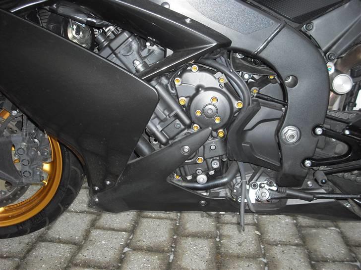 Yamaha yzf r1 solgt med tåre  - Bolte i motor er skiftet ud med alu bolte i Rizoma guld. billede 7