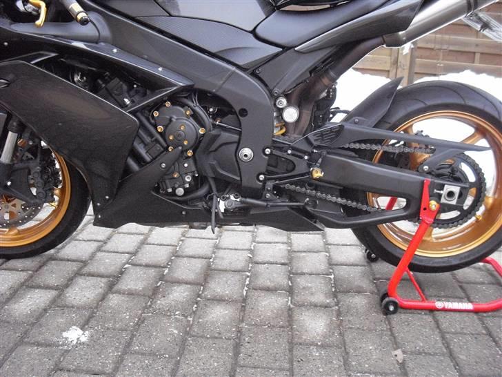 Yamaha yzf r1 solgt med tåre  - Fodhviler beslag samt del malet sort som resten af cyklen. billede 8
