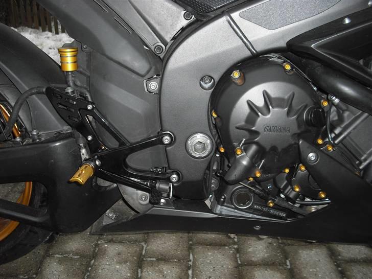 Yamaha yzf r1 solgt med tåre  - Bolte i motor er skiftet ud med alu bolte i Rizoma guld. billede 12
