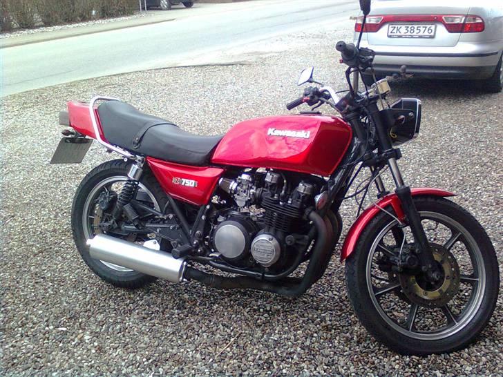 Kawasaki Z 750 R Solgt - Så blev den samlet efter den kom fra maler. synes selv den er blevet fin... billede 1