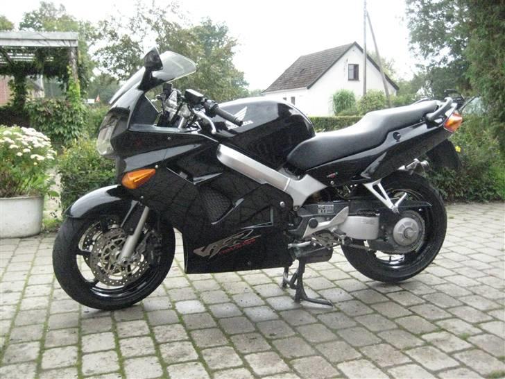 Honda VFR 800 FI *SOLGT* billede 4