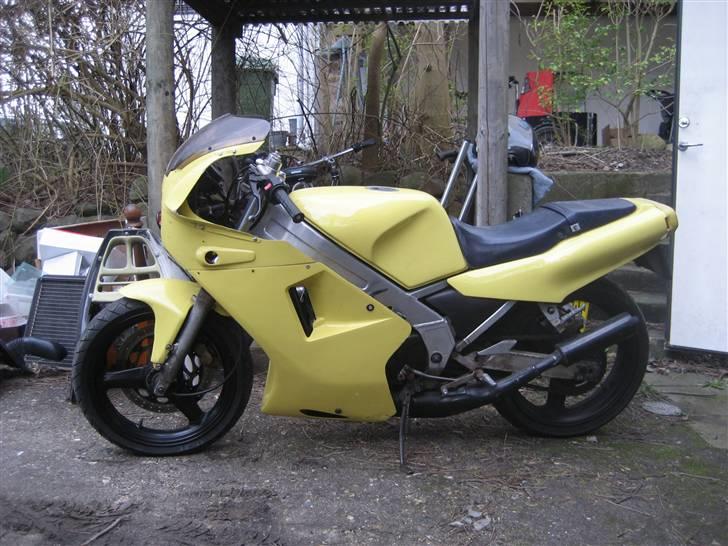 Yamaha TZR 250 (2ma) - Nyindkøbt. Havde stået stille i flere år... Men kunne starte! Dog virkede YPVS´en ikke... billede 3