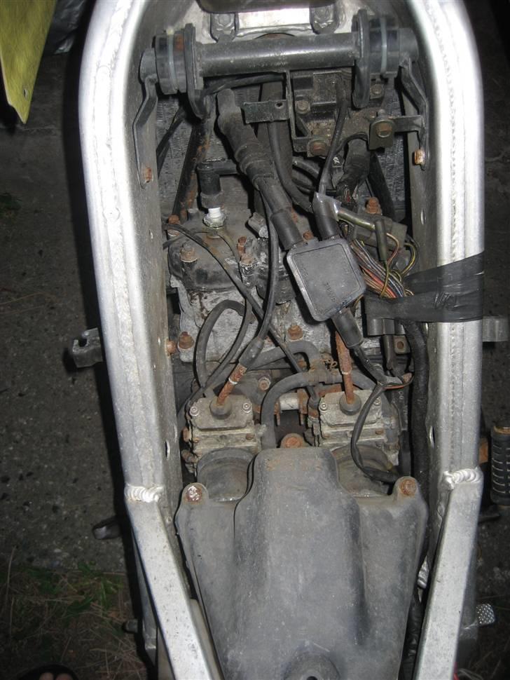 Yamaha TZR 250 (2ma) - Ir og rust kunne ses alle vegne. Men WD40 og knofedt har ændret udseendet meget siden :oD billede 5