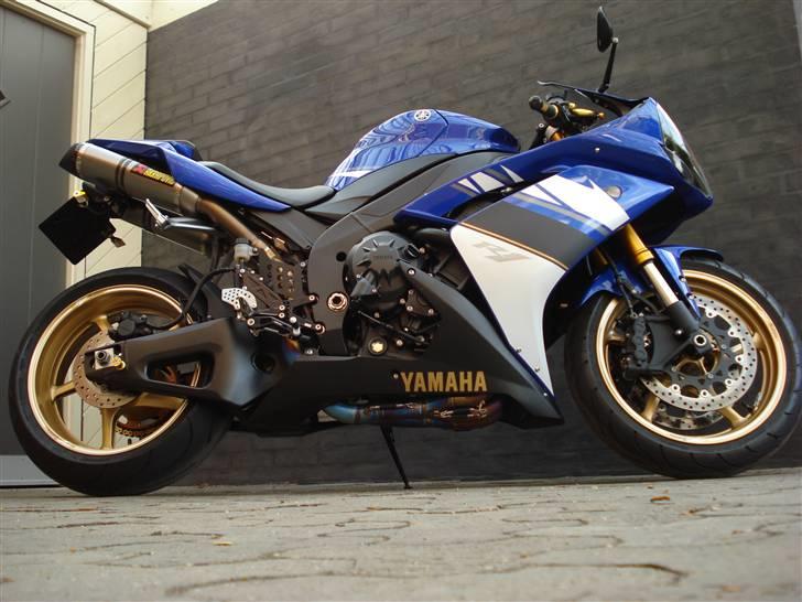 Yamaha YZF R1  EVOLUTION - Fuld Akrapovic titanium , nyd lige den skønne blå farve, samt de sorte Rizoma rear sets billede 3