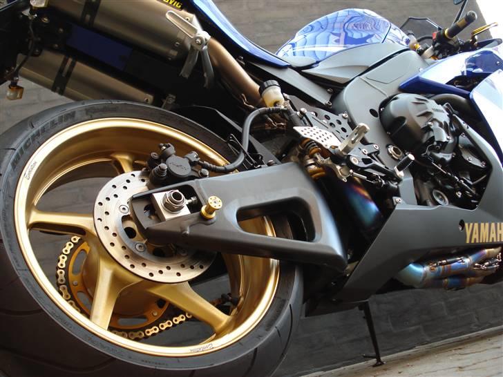 Yamaha YZF R1  EVOLUTION - Guld bobbins, Rizoma rear sets og dejlig blå udstødning billede 4