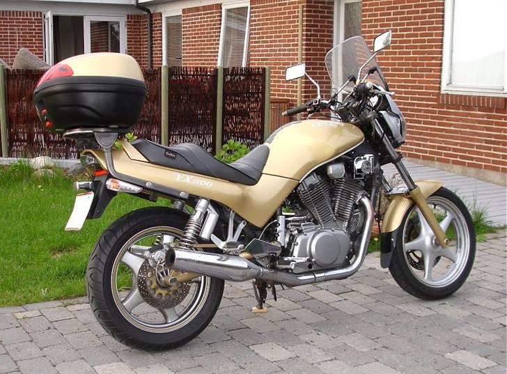 Suzuki vx 800 ( SOLGT ) - Ikke optimalt med den "Tupperware", - men hjælper det ikke lidt den også blev indfarvet..?? billede 14