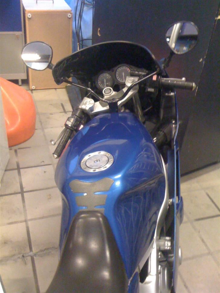 Yamaha FZR 600 R - En fed detalje er de nye spidse ender på håndtagene. billede 5