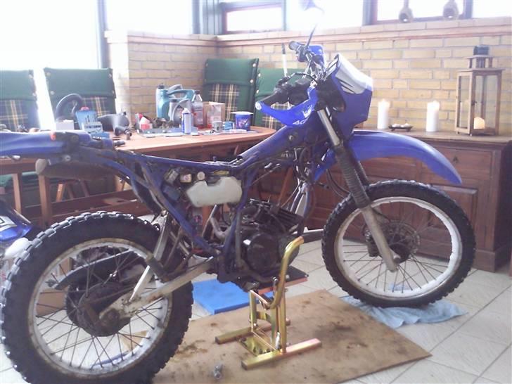 Yamaha DT 175 - Godt i gang med et større projekt. Den fik nye bremsere, kæde og tandhjul, stempel, udstødning og renset i alle ender og kanter. Samtlige bolte og bøsninger blev renset og smurt i kobberfedt. billede 10