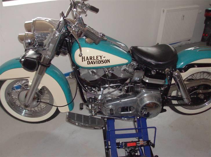 Harley Davidson FLH Superglide - Her står den tørt og varm lige ved siden af en radiator og ikke en meget kold garace hvor den kom fra. billede 2