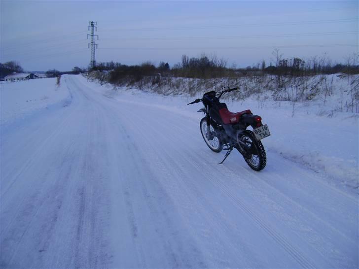 Yamaha DT 175 Solgt - Det idelle underlag når nu det skal være. Fastkørt sne, uden is. billede 7