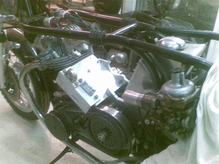 Norton 750 kompressor - belt monteret, og ups kompresser køre den modsatte vej derfor vendt med aksel igennem billede 8